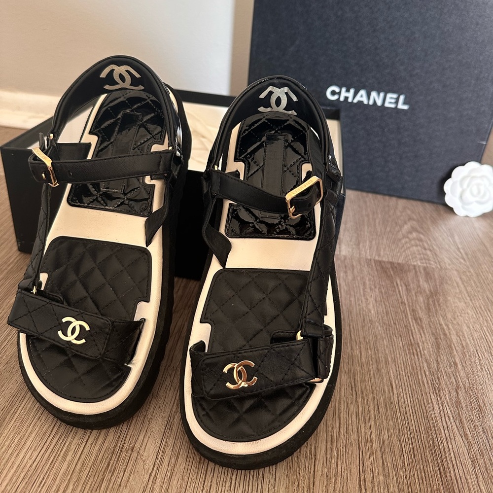 Chanel leather Sandals size 38/7.5-8